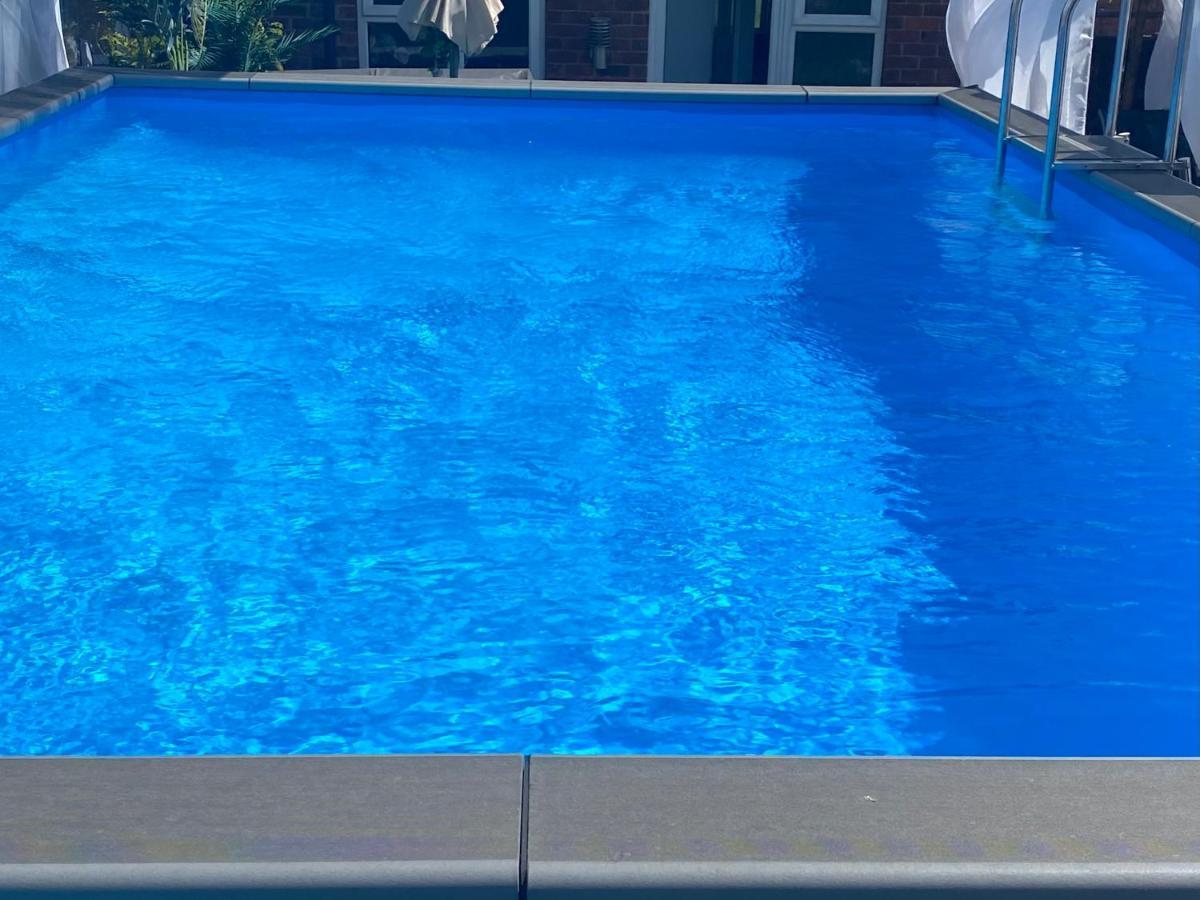 Mini Island Style Includes Personal Hot 24 Hour Swimming Pool, Outdoor Bathtub, Heated Dining Dome And Fire Pit, Is Secretly Located In The Busy Suburbs Of Gasthof