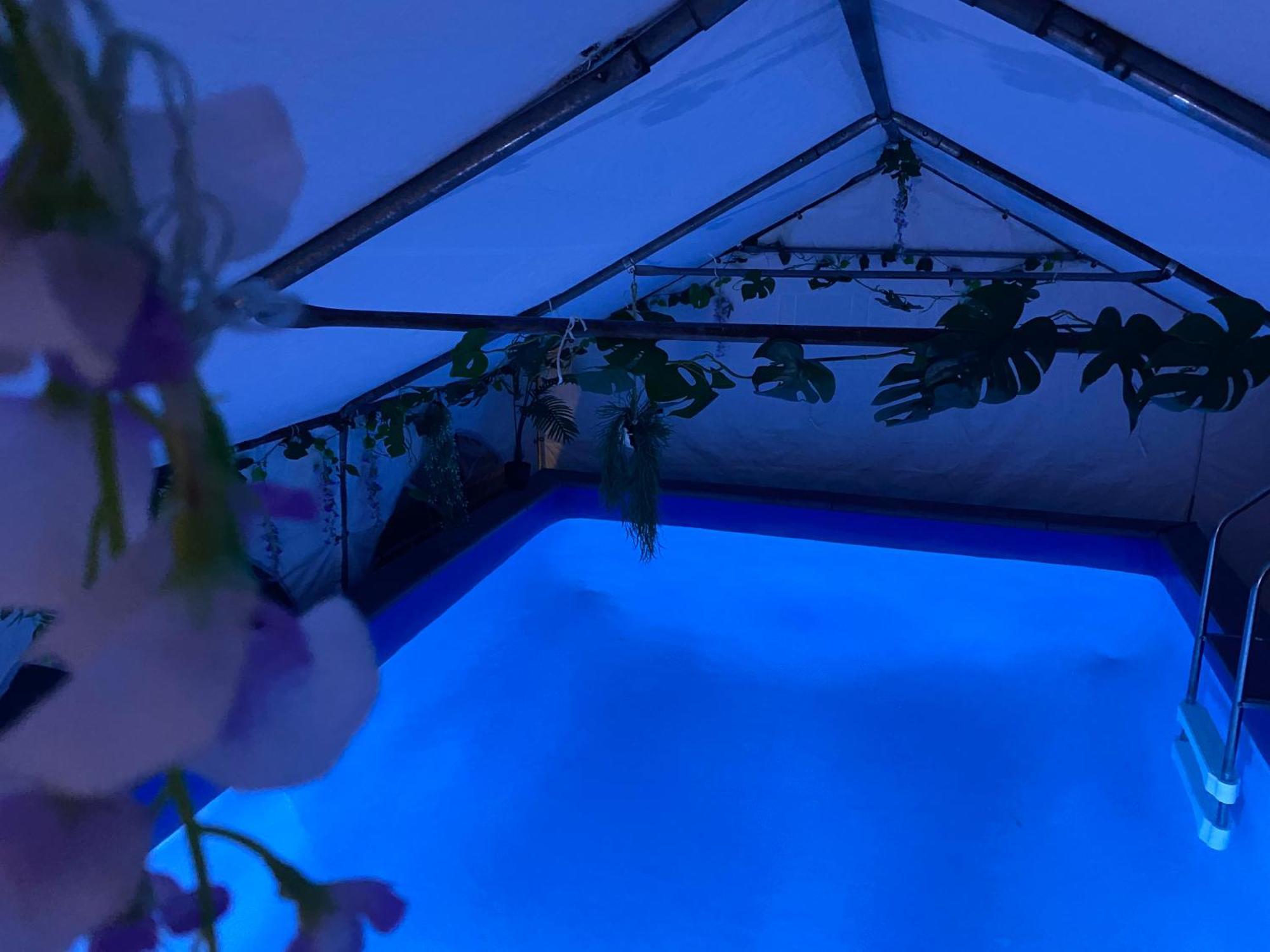 Mini Island Style Includes Personal Hot 24 Hour Swimming Pool, Outdoor Bathtub, Heated Dining Dome And Fire Pit, Is Secretly Located In The Busy Suburbs Of * Nottingham