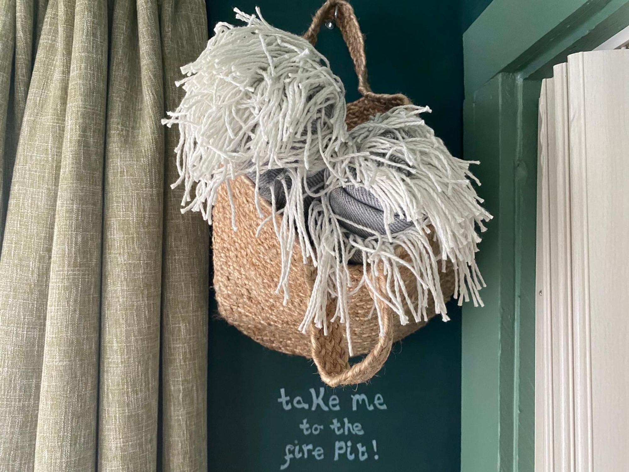 Mini Island Style Includes Personal Hot 24 Hour Swimming Pool, Outdoor Bathtub, Heated Dining Dome And Fire Pit, Is Secretly Located In The Busy Suburbs Of * Nottingham