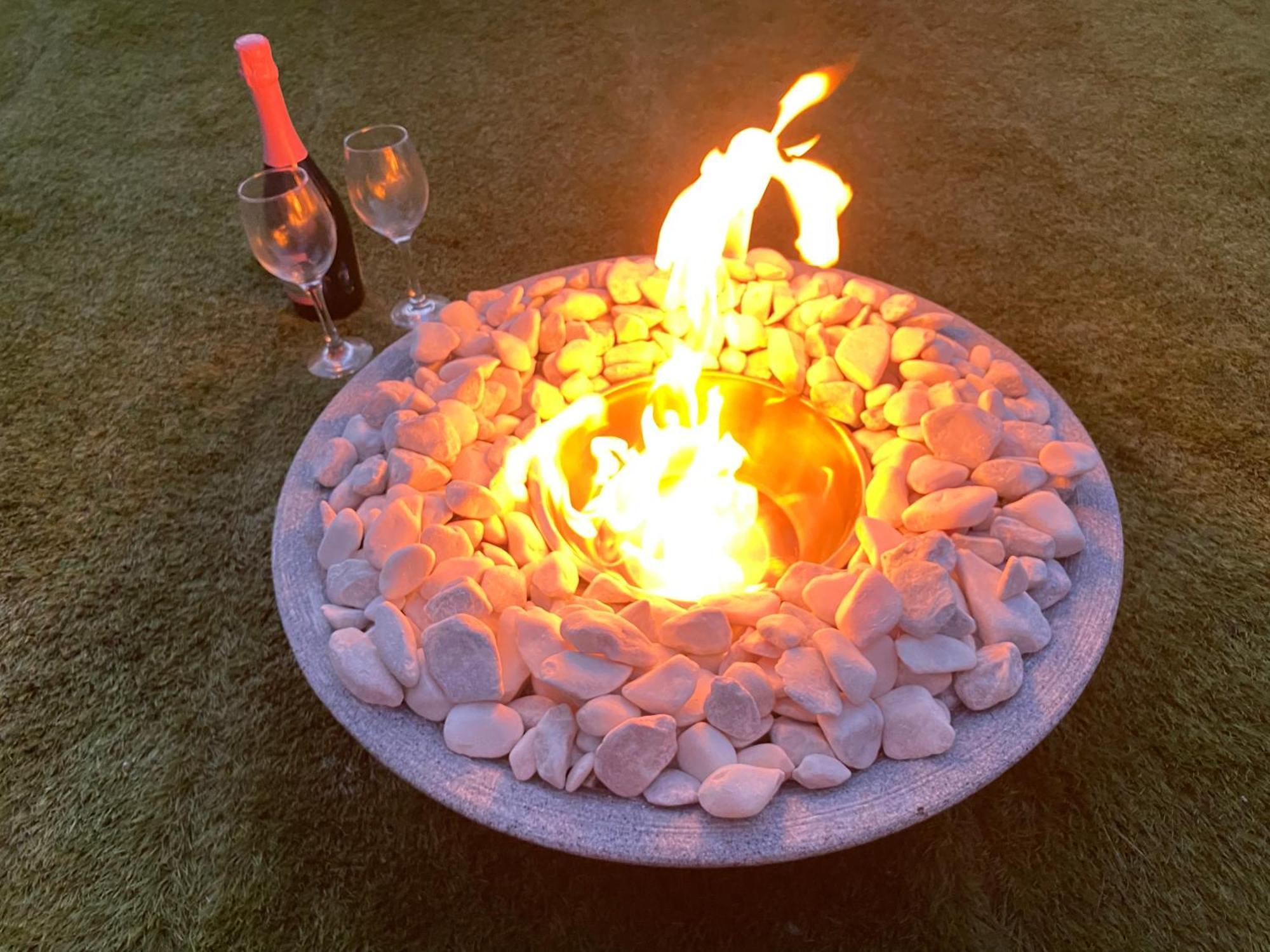Mini Island Style Includes Personal Hot 24 Hour Swimming Pool, Outdoor Bathtub, Heated Dining Dome And Fire Pit, Is Secretly Located In The Busy Suburbs Of * Nottingham