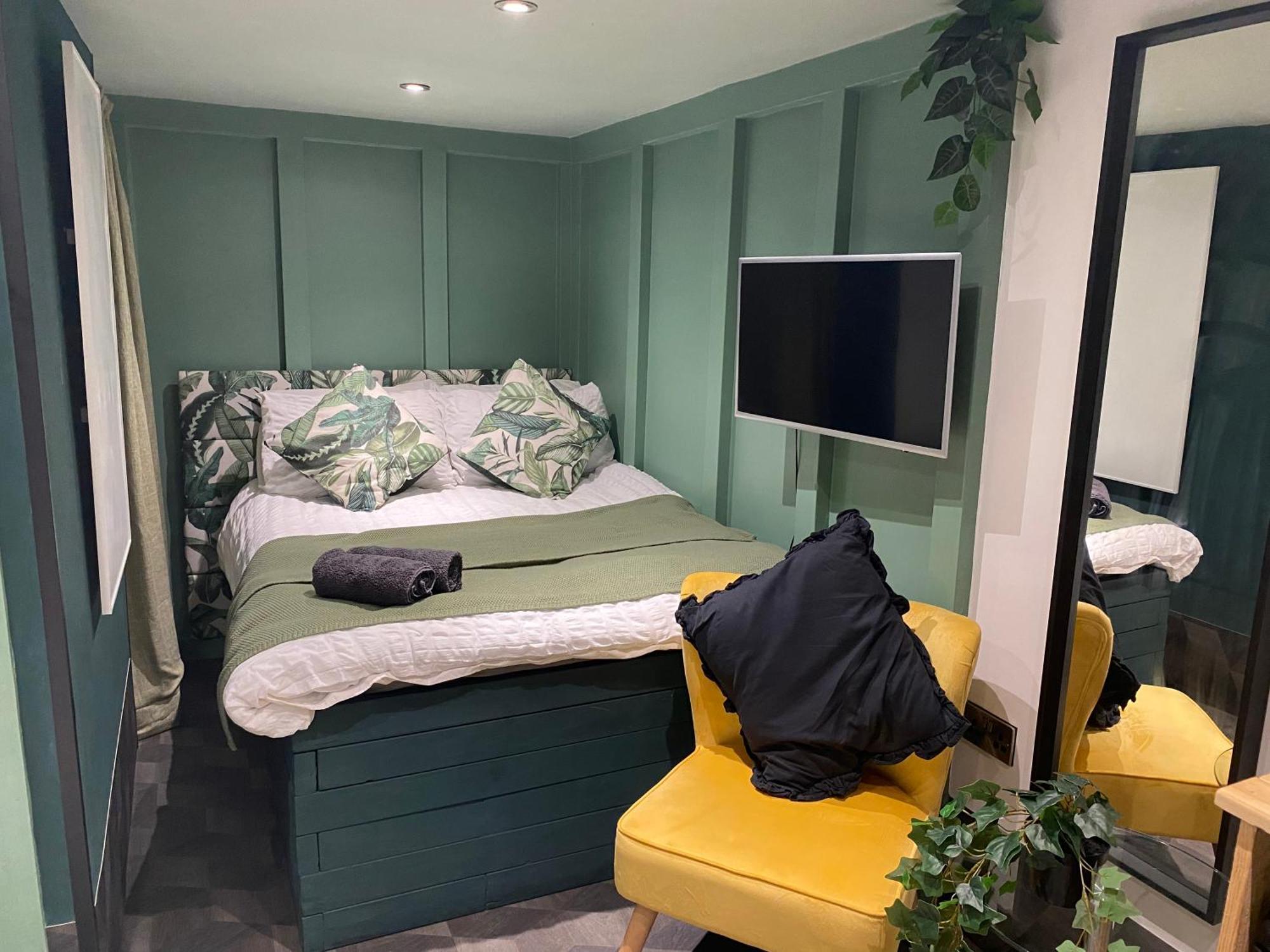 Mini Island Style Includes Personal Hot 24 Hour Swimming Pool, Outdoor Bathtub, Heated Dining Dome And Fire Pit, Is Secretly Located In The Busy Suburbs Of Gasthof