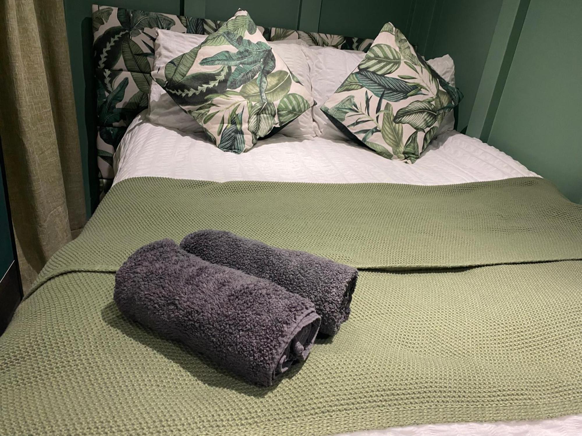 Mini Island Style Includes Personal Hot 24 Hour Swimming Pool, Outdoor Bathtub, Heated Dining Dome And Fire Pit, Is Secretly Located In The Busy Suburbs Of Nottingham