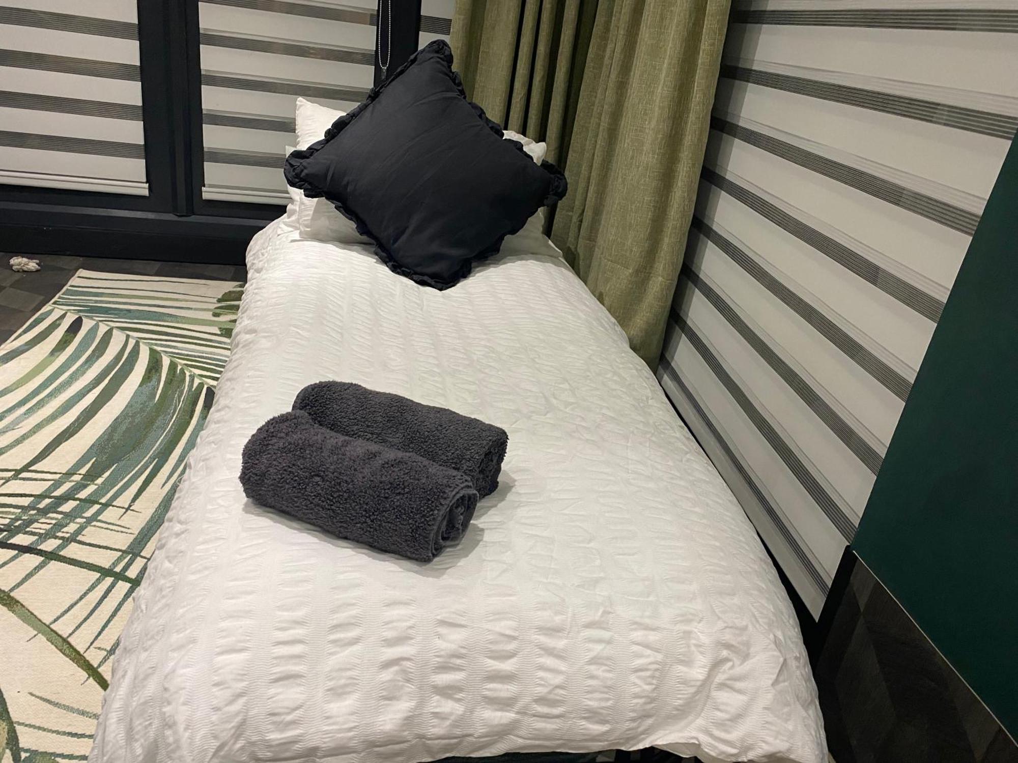 Mini Island Style Includes Personal Hot 24 Hour Swimming Pool, Outdoor Bathtub, Heated Dining Dome And Fire Pit, Is Secretly Located In The Busy Suburbs Of Gasthof Nottingham