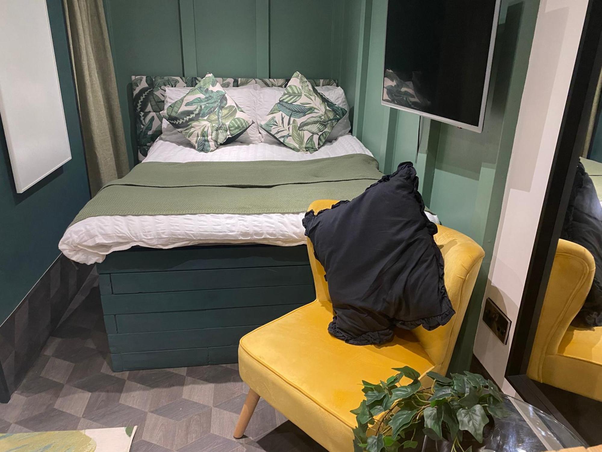 Mini Island Style Includes Personal Hot 24 Hour Swimming Pool, Outdoor Bathtub, Heated Dining Dome And Fire Pit, Is Secretly Located In The Busy Suburbs Of *