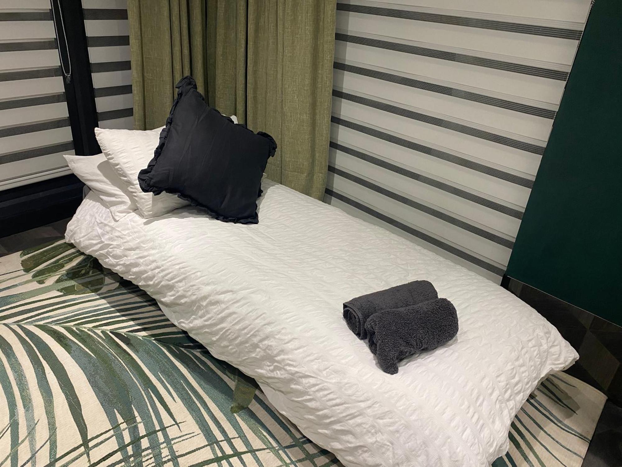 Mini Island Style Includes Personal Hot 24 Hour Swimming Pool, Outdoor Bathtub, Heated Dining Dome And Fire Pit, Is Secretly Located In The Busy Suburbs Of Gasthof