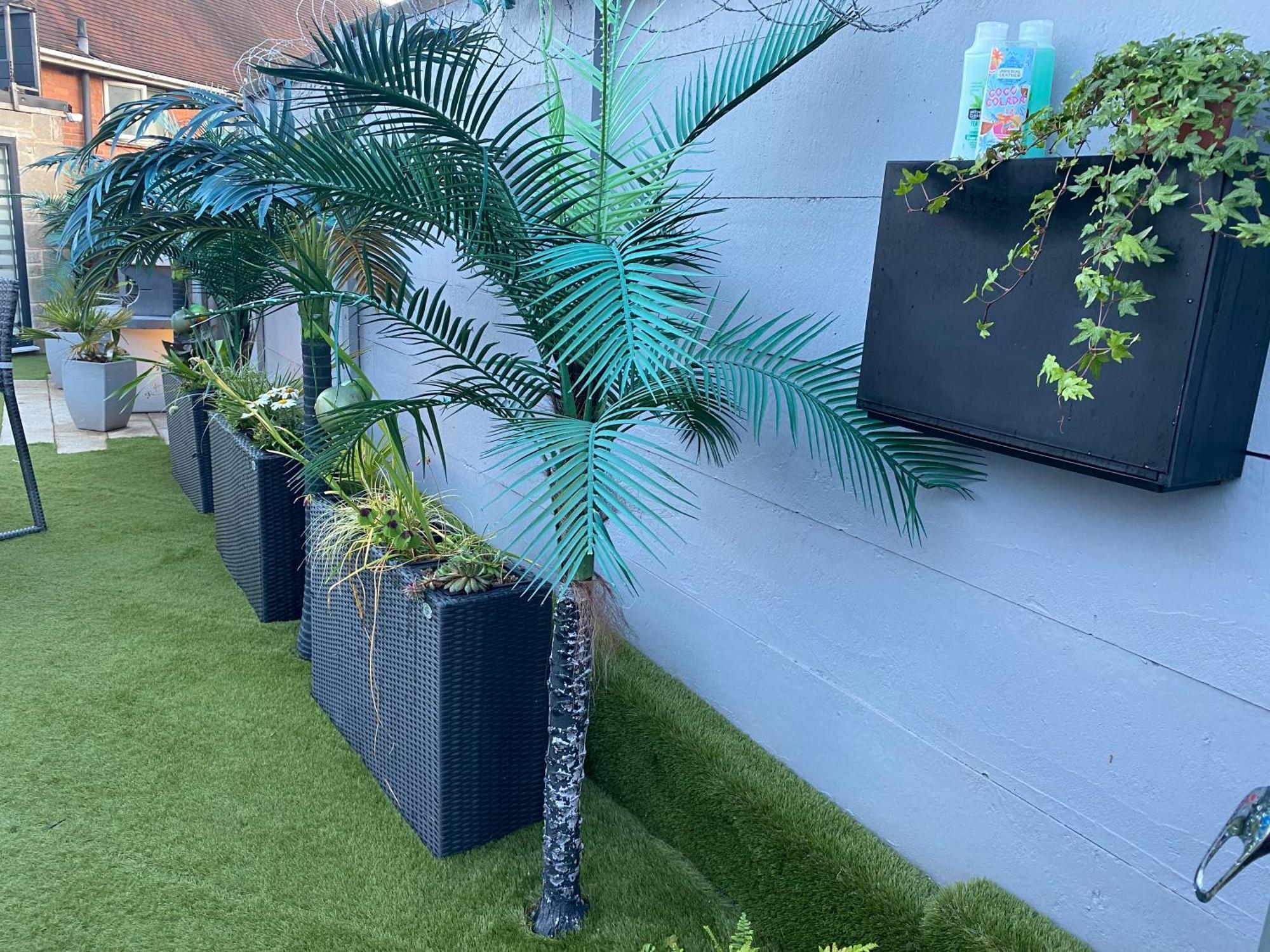 Gasthof Mini Island Style Includes Personal Hot 24 Hour Swimming Pool, Outdoor Bathtub, Heated Dining Dome And Fire Pit, Is Secretly Located In The Busy Suburbs Of Nottingham