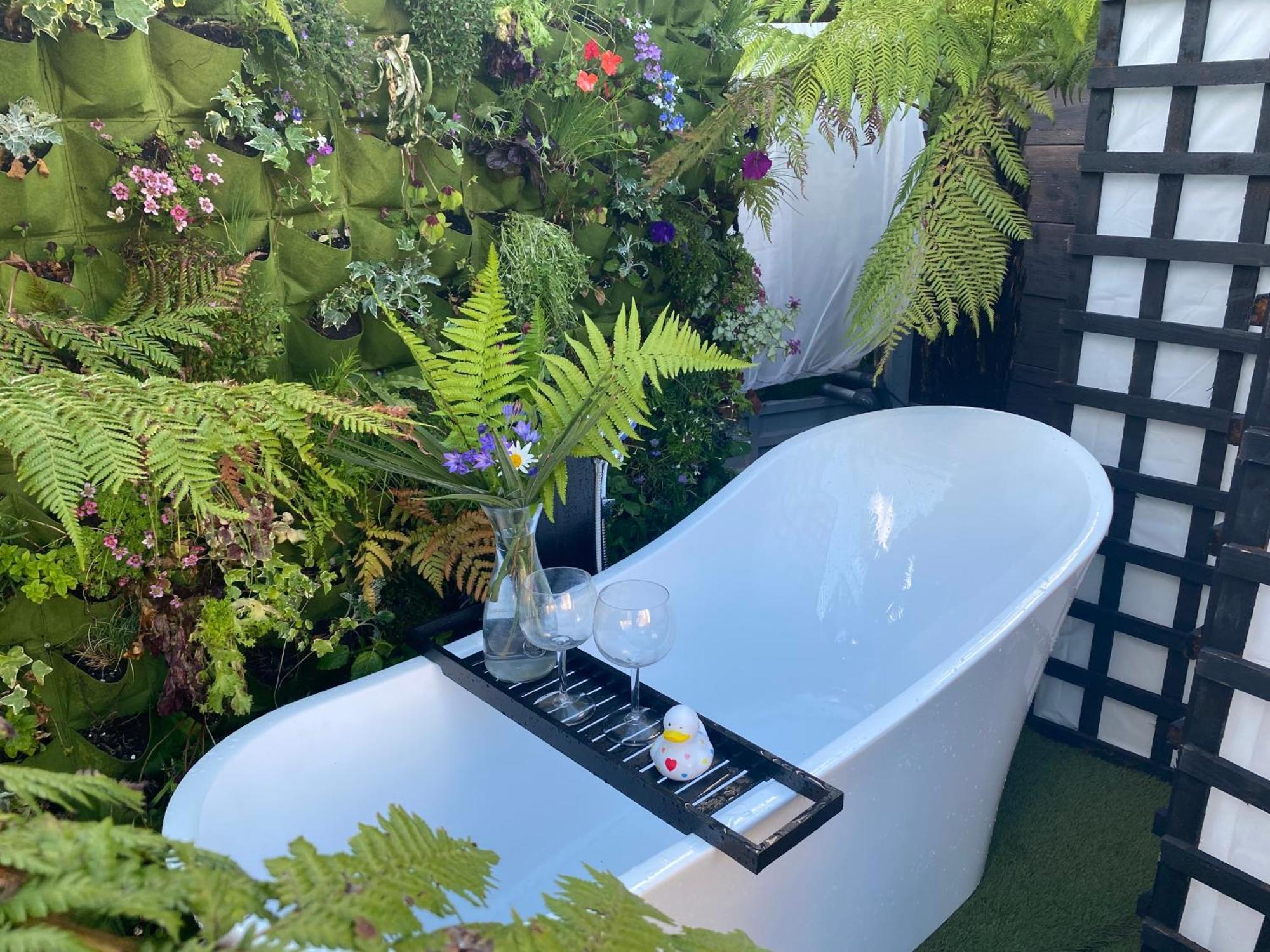 Gasthof Mini Island Style Includes Personal Hot 24 Hour Swimming Pool, Outdoor Bathtub, Heated Dining Dome And Fire Pit, Is Secretly Located In The Busy Suburbs Of Nottingham
